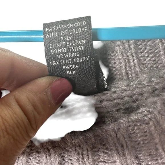 🔴 5 for $40 SALE!
Rue Gray Crop Light Weight Cable Knit Sweater size S - Picture 6 of 8